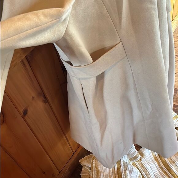 Classic Beige Trench Coat with Black Buttons - Picture 5 of 12